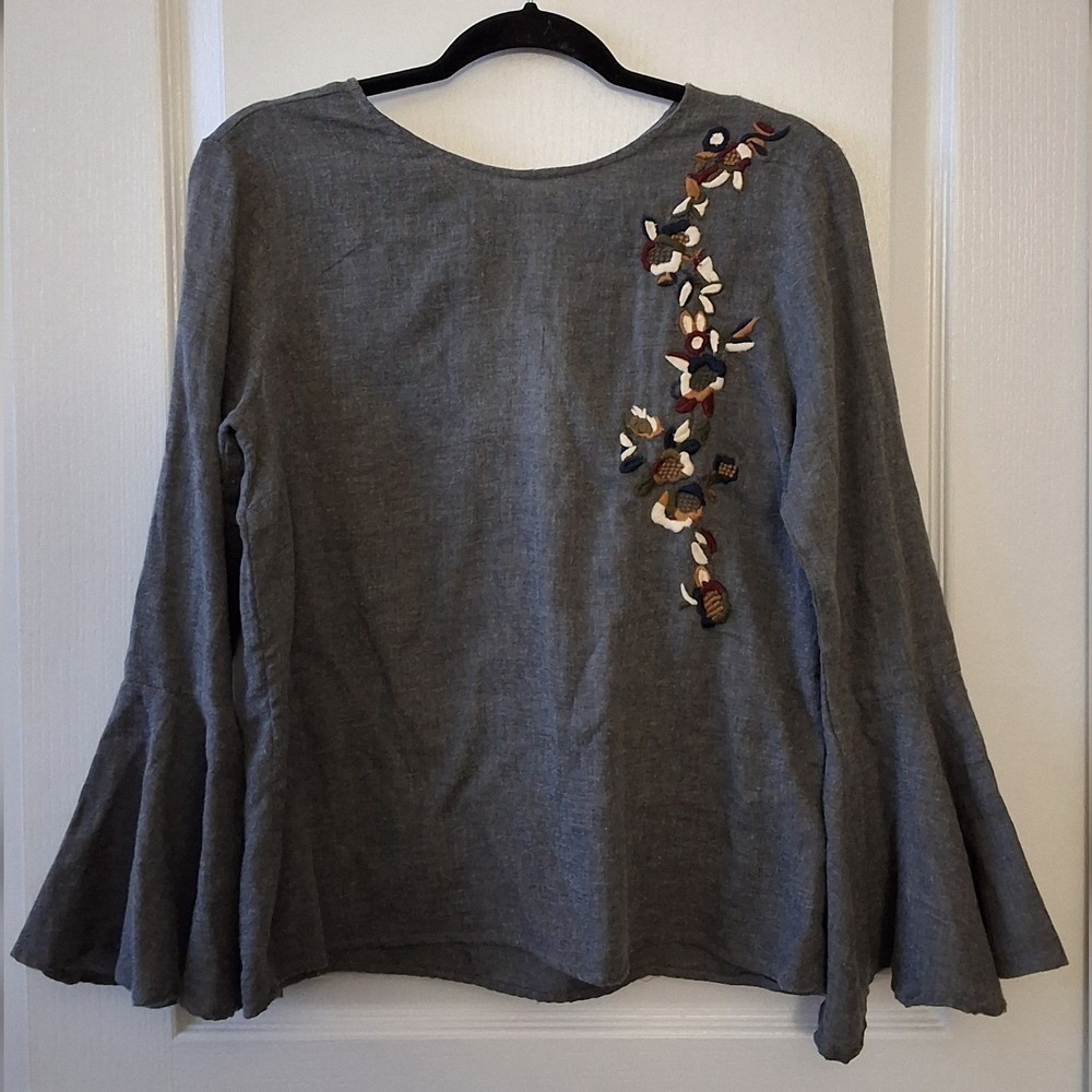 Neiman Marcus Small Embroidered Bell Sleeve Tie Keyhole Blouse Preppy Holiday